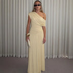 Elegant plissert aftenkjole med én skulder